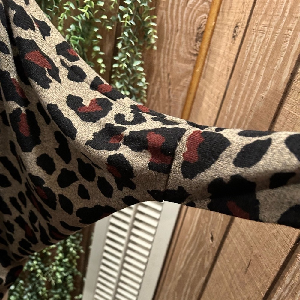 Leopard Print Sweater - Picture 3 of 3